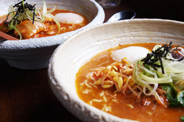 세계인의 입맛을 사로잡은 먹바 일본식 라멘과 한국식 라면을 조합한 김치라면