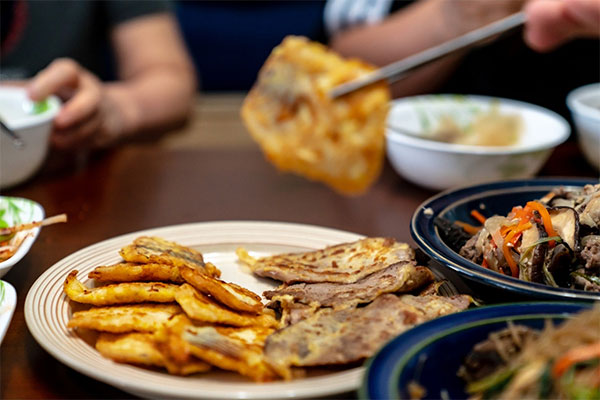 대구로 구운 생선전(좌)과 쇠고기 육전(우)