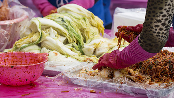 공동체가 함께 김장하는 장면