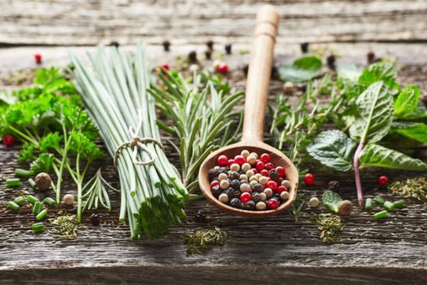 부케 가르니(Bouquet Garni) 두세 가지의 허브를 묶으면 충분한 향미를 더할 수 있습니다.