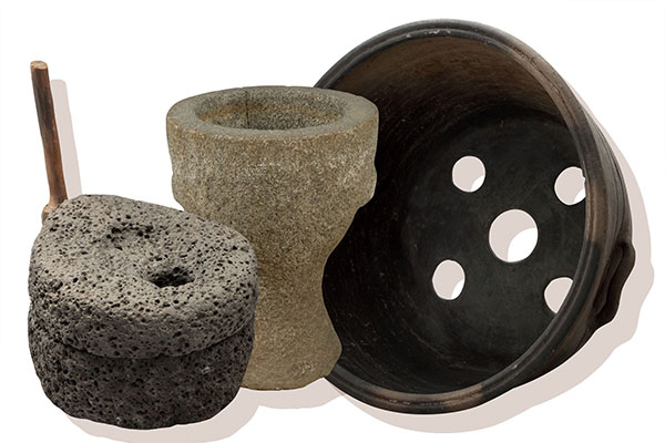 떡을 만들 때 사용했던 (왼쪽부터) 맷돌, 절구, 시루 Ⓒ 국립민속박물관