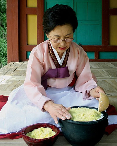 온 가족이 둘러앉아 송편 빚는 풍경, 김왕자 식품명인