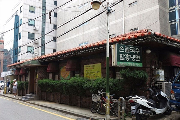 임병주 산동 칼국수 레스토랑 실내