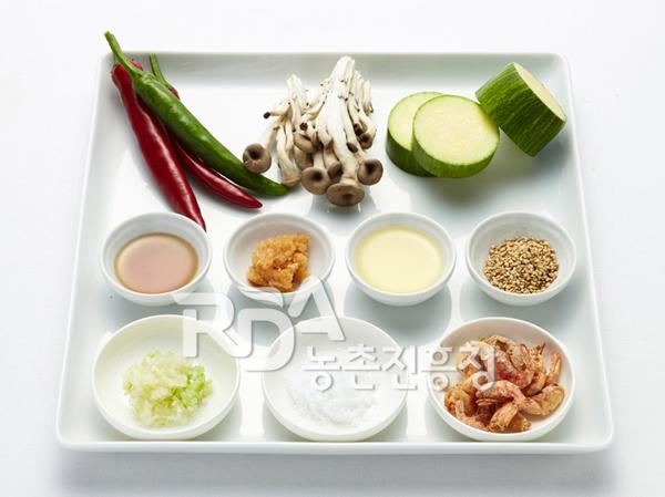 싸리버섯애호박볶음 식재료