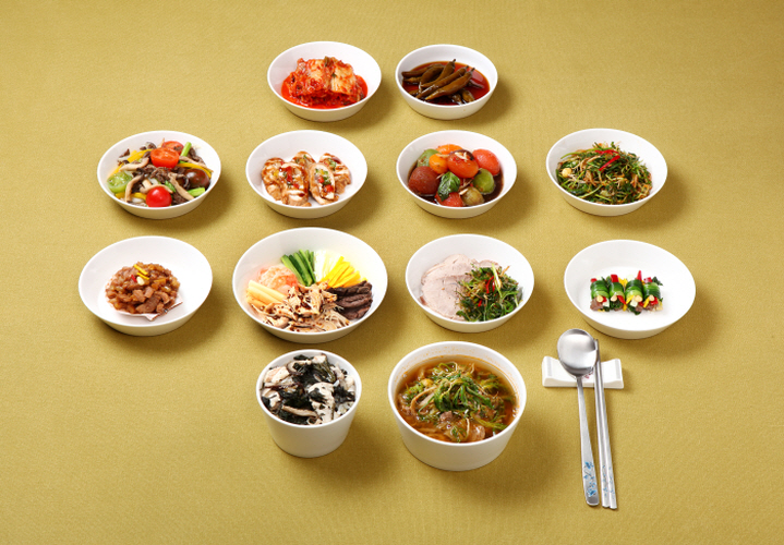방울토마토, 냉이, 닭가슴살을 이용한 가정식 상차림