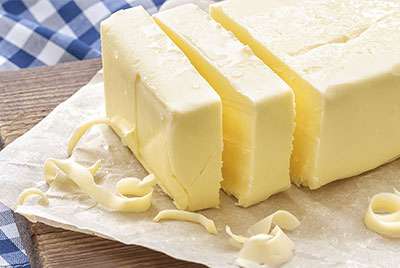 유지방을 굳혀 만드는 버터