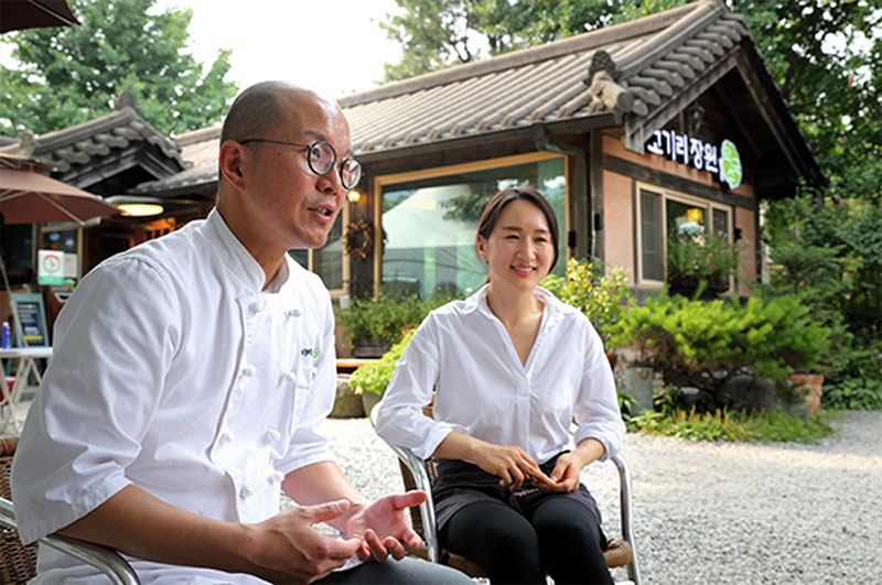 일상의 음식재료로 만든 특별한 ‘들기름막국수’ 새로운 장르가 되다. 고기리막국수 유수창 셰프