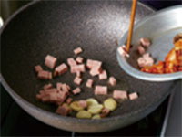 Step 3. 묵은 반찬으로 만든 치즈 로제 리조또 레시피