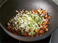 Step 4. 묵은 반찬으로 만든 치즈 로제 리조또 레시피