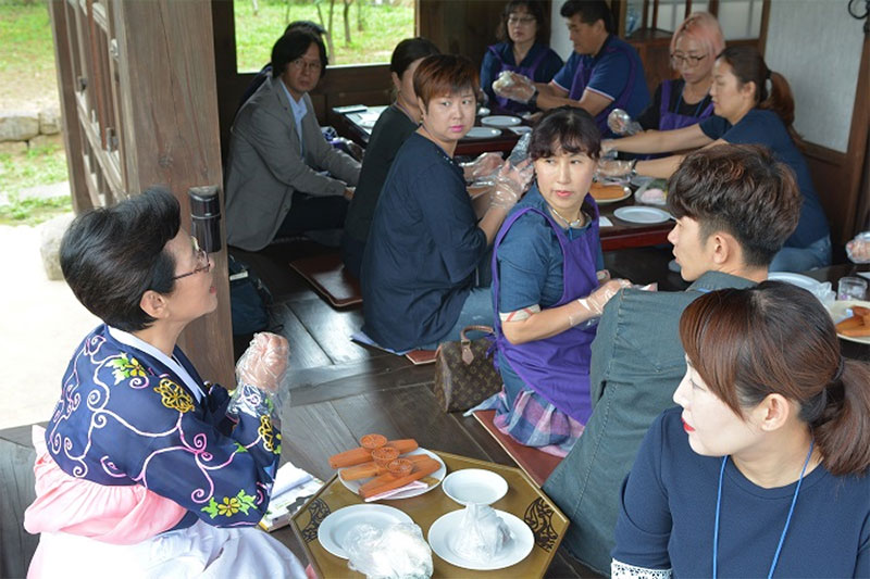 「레시피」 온 가족이 둘러앉아 송편 빚는 풍경