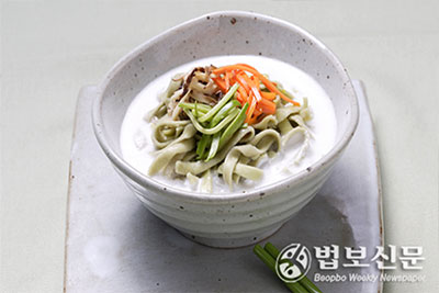 연잎땅콩국수